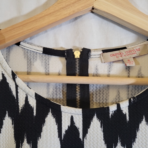 Casual Couture Black & White Arrow Patterned Zip Back Shirt | Size Small - Picture 4 of 9